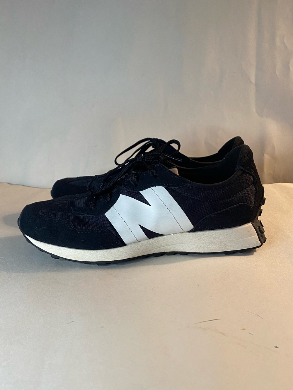 New Balance 327 in Black and White - Picture 3 of 6